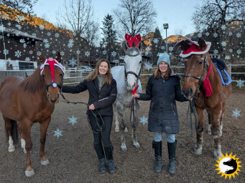Weihnachtsfoto Sabine und Nicole mit Pferden
